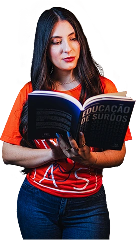 Ana segurando Livro