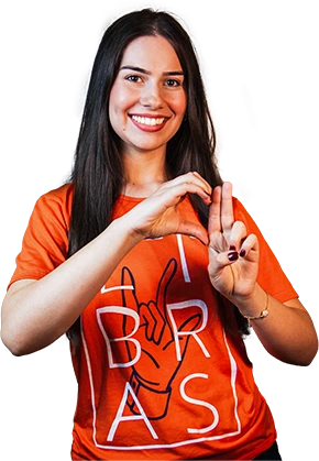 Raiane sorrindo fazendo o sinal da Uníntese