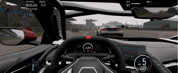 Cena de gameplay corrida com camra dentro do carro mostrando o painel